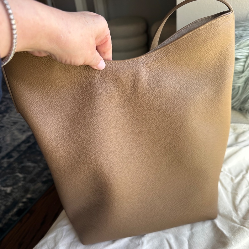 Women’s Tan Leather Shoulder Bag - Classic Minimalist Tote - Picture 4 of 5